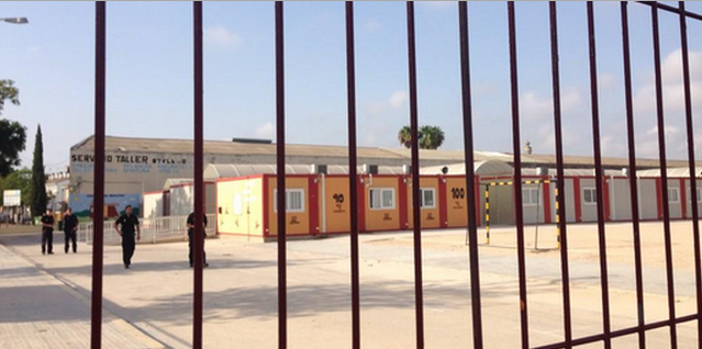 Agents policials, aquest dimecres al CEIP Cremona d'Alaquàs.