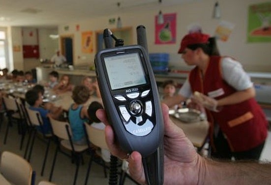 Un inspector pren la temperatura en el menjador escolar d'un centre educatiu d'Elx . / JOAQUIN D'HAROD'UN