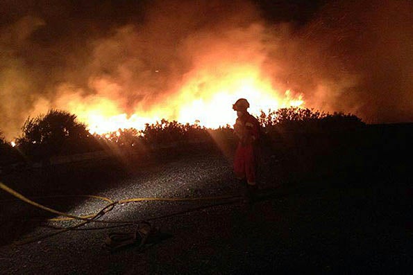 Tasques d'extinció del foc al Parc Natural del Montgó durant aquesta nit.