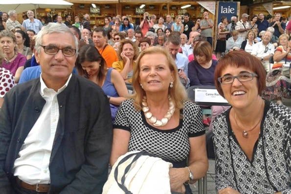 L'escriptora Carme Riera, al centre, acompanyada de la presidenta de la Setmana del Llibre en Català, Montse Ayats.