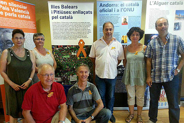 A la foto d'esquerra a dreta a la part de baix: Rafel Castellanos i Jordi Solé i Camardons. Drets: Blanca Serra, Elisenda Romeu, Vicent Mauri, M. Antònia Font i Diego Gómez.