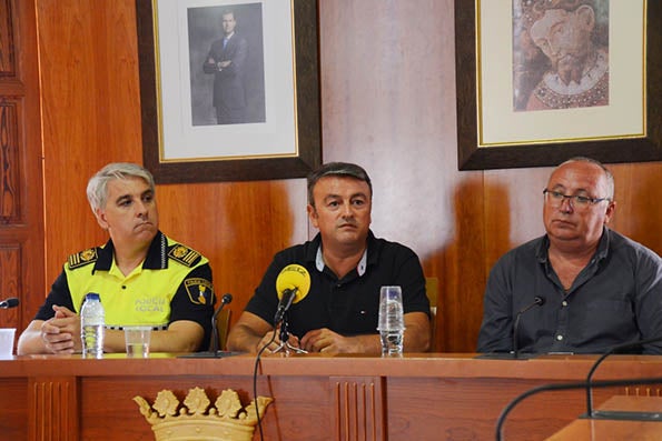 L'inspector de la Policia Local, l'alcalde (centre) i el regidor de Seguretat Ciutadana.