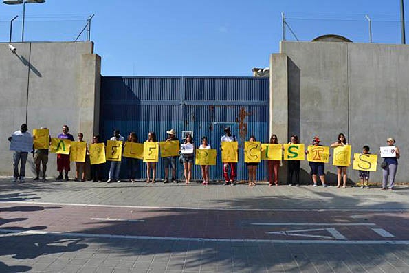 Acte de protesta de la Campanya pel Tancament dels CIE en la porta del CIE de Sapadors.