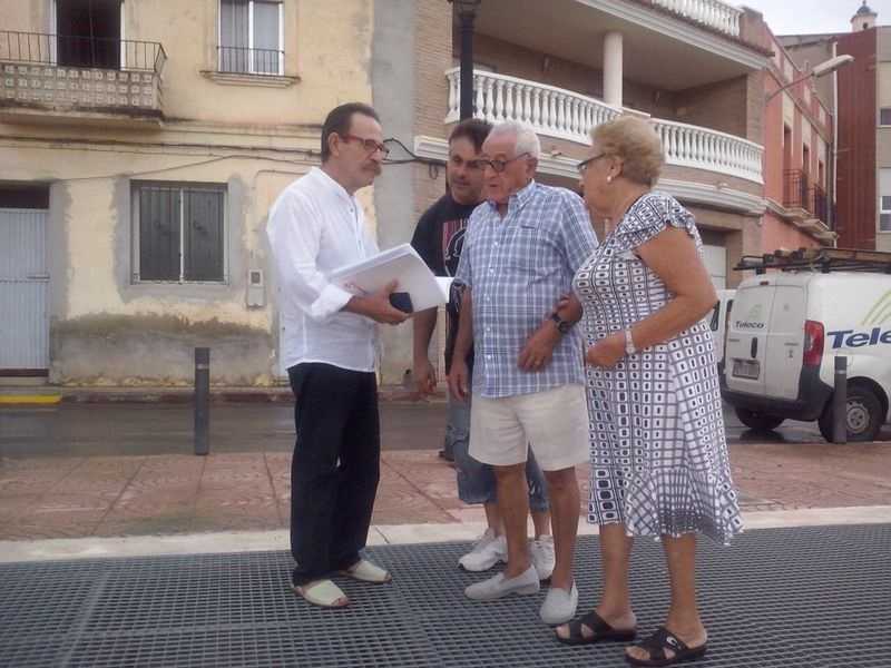 El regidor Cassals amb els veïns de La Llosa.