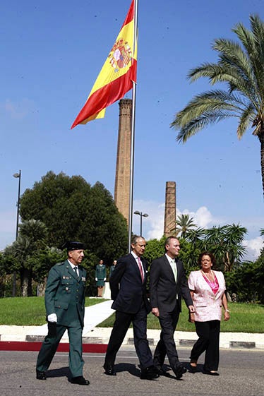 Alberto Fabra i Rita Barberà han presidit l'acte en el qual s'ha hissat una gran bandera espanyola al passeig de l'Albereda de València.