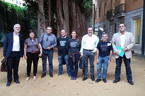 Membres de la Coordinadora amb els parlamentaris que van presentar les preguntes.