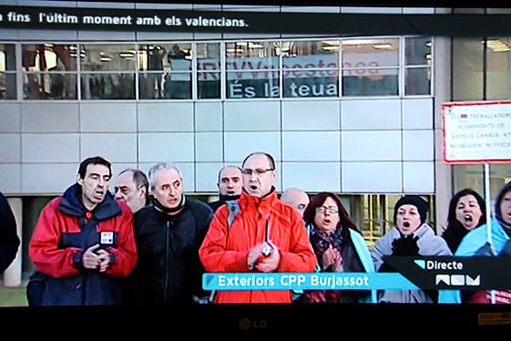 Els treballadors de RTVV a l'exterior dels estudis centrals a Burjassot des del senyal en directe emès per Canal 9.
