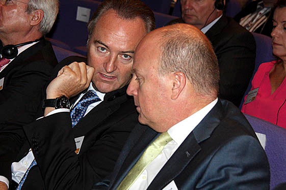 El president de la Generalitat Valenciana, Alberto Fabra, conversa amb el conseller d'Economia, Máximo Buch.