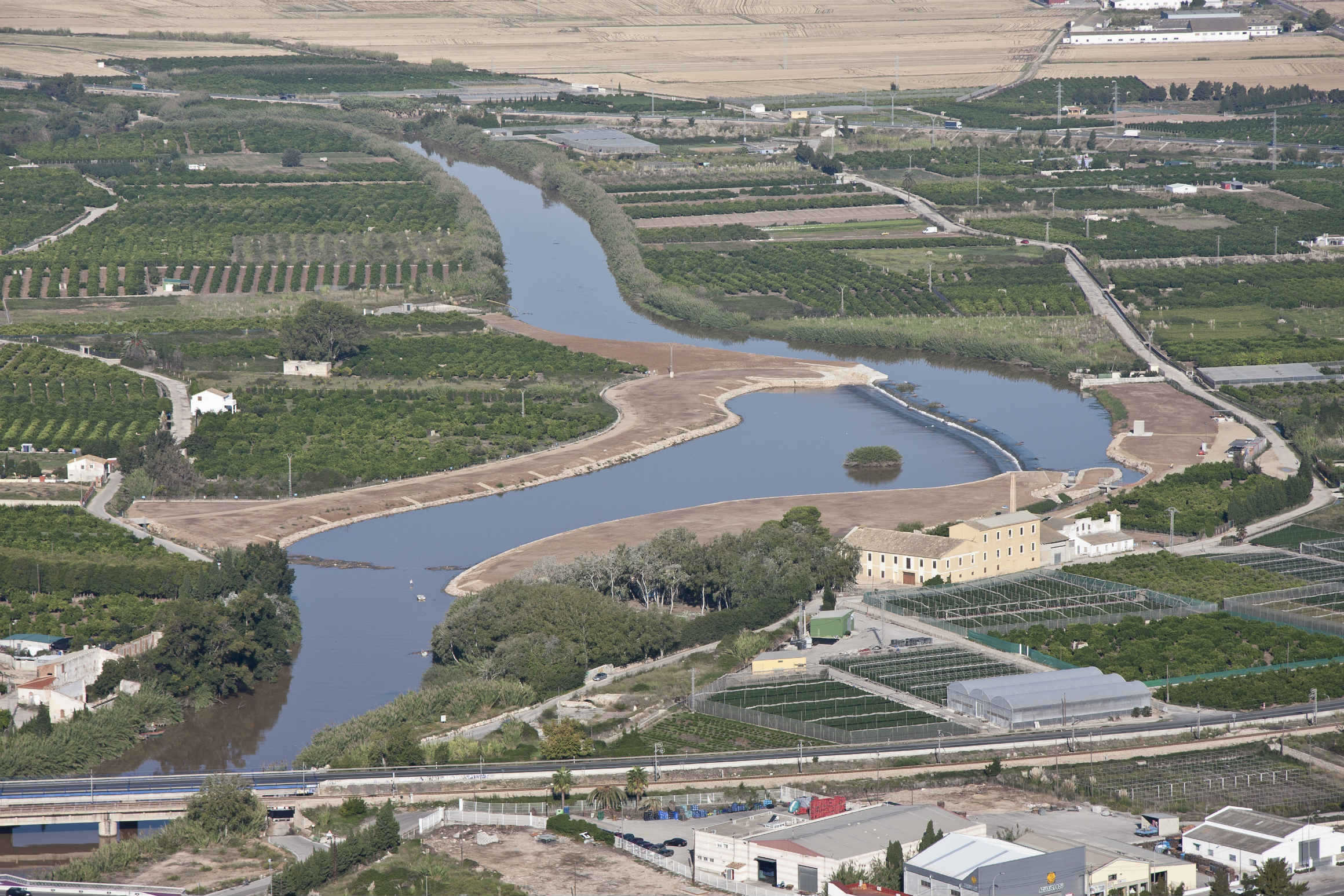 Imatge aèria del Xúquer al seu pas per l'Assut de la Marquesa