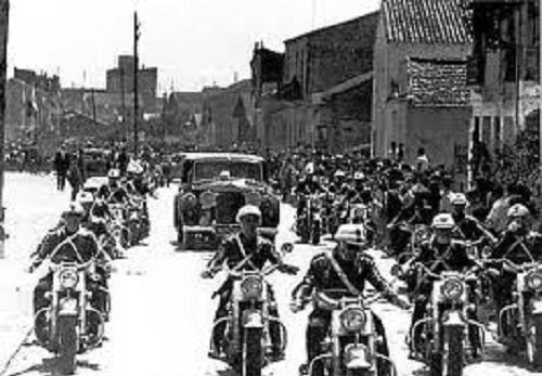 El Rolls Royce de Franco amb la seua escolta a València.