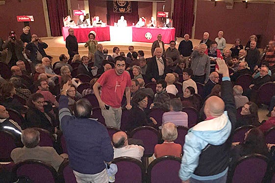 Algunes persones infiltrades entre el públic han interromput l'acte amb visques a Espanya amb la mà alçada.