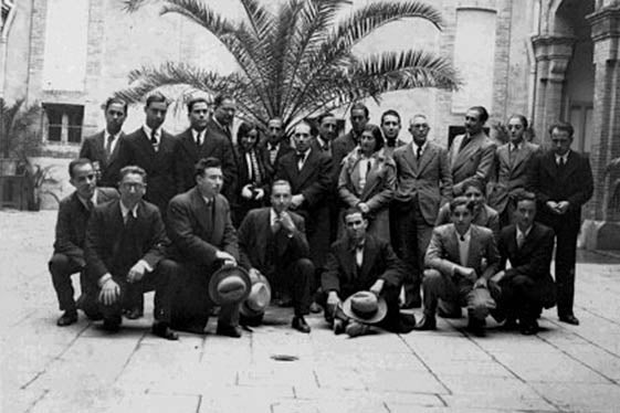 Foto de l'Assemblea de Mestres de ‘Levante’, celebrada a Castelló dies després de la signatura dels Normes. Entre altres hi pareixen Gaietà Huguet, Enric Soler i Godes o Carles Salvador.