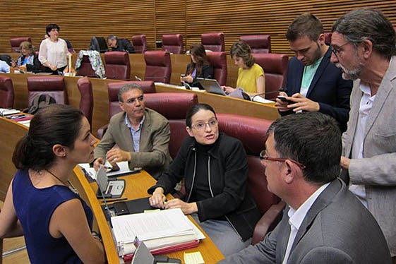 Mònica Oltra (centre).