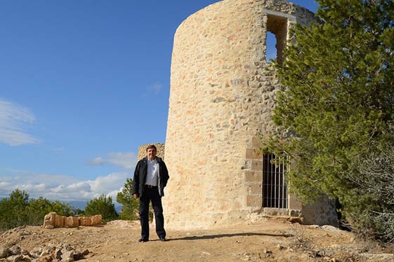 Antonio Miragall en el molí restaurat de Xàbia.