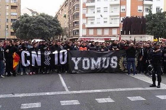 Aficionats del València abans de dirigir-se al camp del Llevant després de les pancartes de la Corba Nord i Yomus.