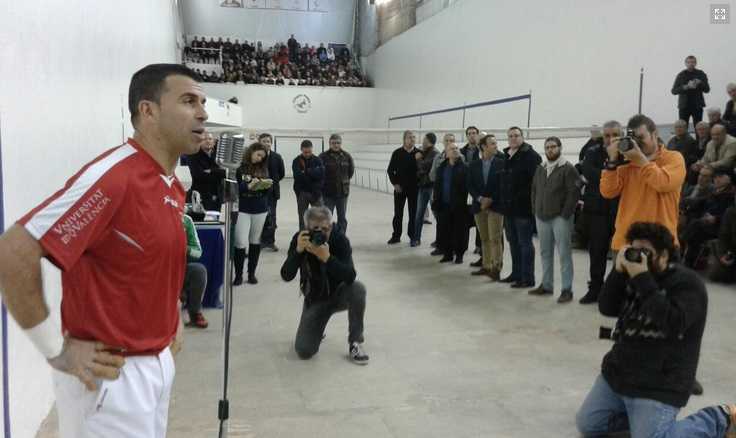 Àlvaro acomiadant-se de l'afició, ahir en el trinquet de Pelayo.