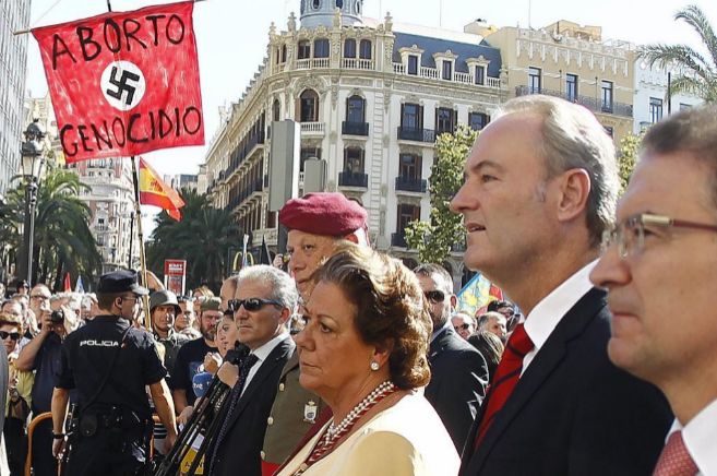 Castellano, Fabra i Barberà, desfilen davant una esvàstica amb la mirada clavada en les banderes dels grups nacionalistes metres més avant.    