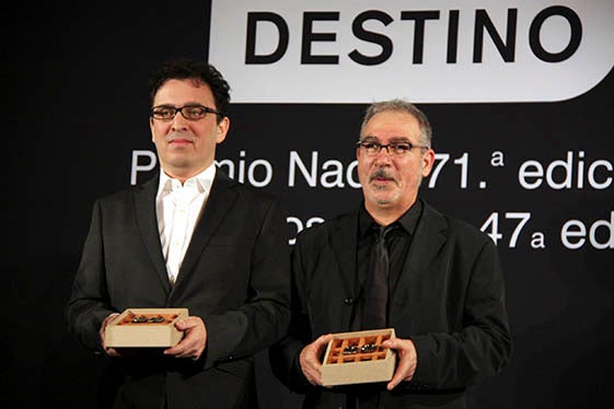A l'esquerra, José C. Vales, guanyador del 71é Premi Nadal, i al seu costat Andreu Carranza, guanyador del 47é Premi Josep Pla.