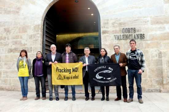 Membres de la plataforma anti-fracking de Castelló posen amb representants dels partits polítics de l'oposició a les Corts Valencianes amb la pancarta 'Fracking No'.