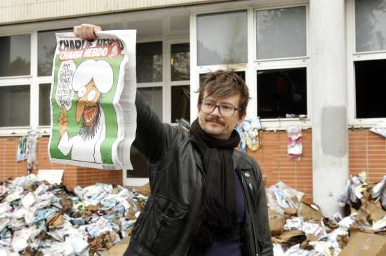 El dibuixant francès Luz mostra l'especial sobre Mahoma publicat la revista satírica 'Charlie Hebdo' quan la seua seu va ser atacada el 2012.