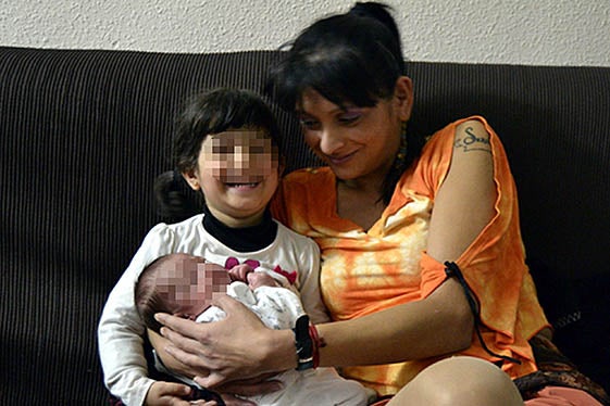 La jove valenciana Sara González amb les seves dues filles en la imatge de Change.org que reclama el seu indult.