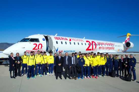 L'expedició del Vila-real club de fubol posa amb l'avió que ha estrenat les instal·lacions de l'aeroport de Castelló.