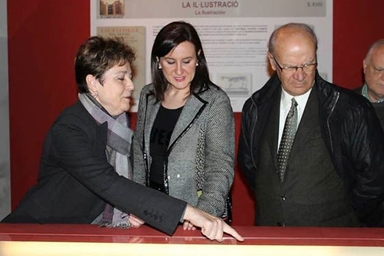 La consellera María José Català amb el president de l'AVL, Ramón Ferrer.