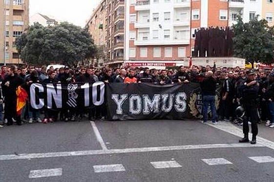 Aficionats del València abans de dirigir-se al camp del Llevant darrere de les pancartes de la Corba Nord i Yomus.