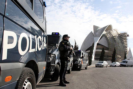 Una furgona de la policia espanyola a les immediacions del Palau de les Arts de València.