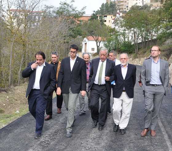 Els representants municipals amb el secretari autonòmic en   la CV-1170, de la seua última visita a Morella.