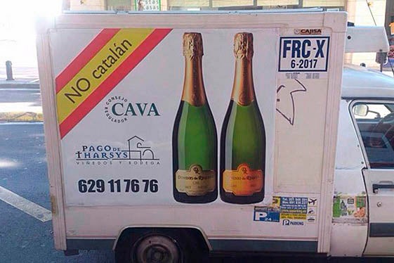 Furgoneta anunciant la venda de cava valencià com a 'no català' que ha incendiat les xarxes socials.