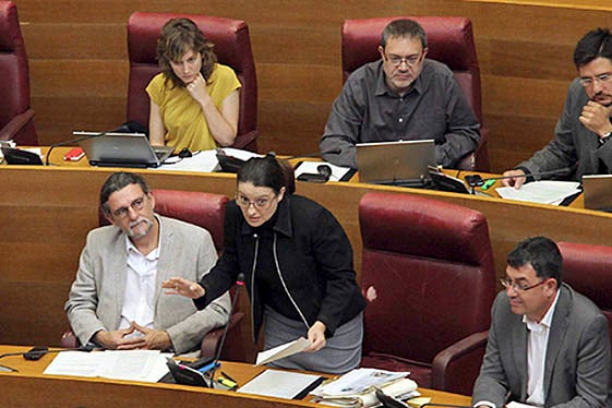 Mònica Oltra en el seu escó de Les Corts.