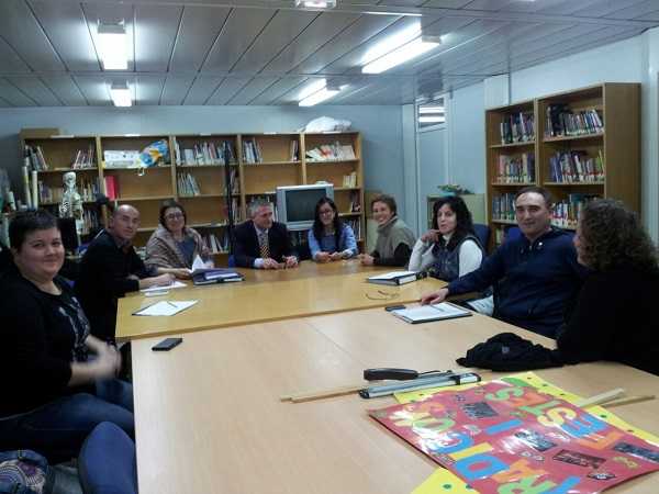 Un moment de la reunió per emprendre mesures legals per reclamar instal•lacions dignes per als escolars d’Alacant.