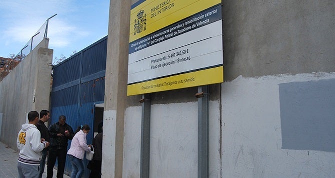 Un grup de persones enfront del CIE Sapadors de València.