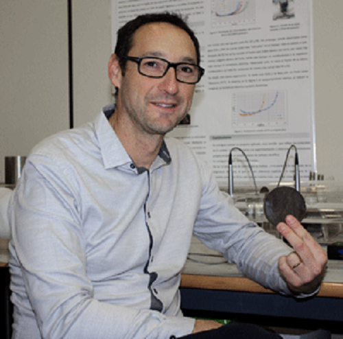 L'investigador valencià Jesús Alva amb una mostra de la nova placa.