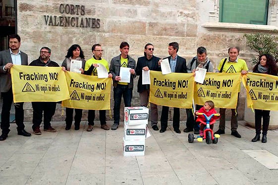 La Plataforma Antifracking Comarques Castelló lliura les signaturas.