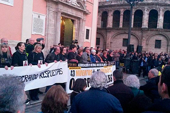 Un moment de la concentració a la plaça de la Mare de Déu.