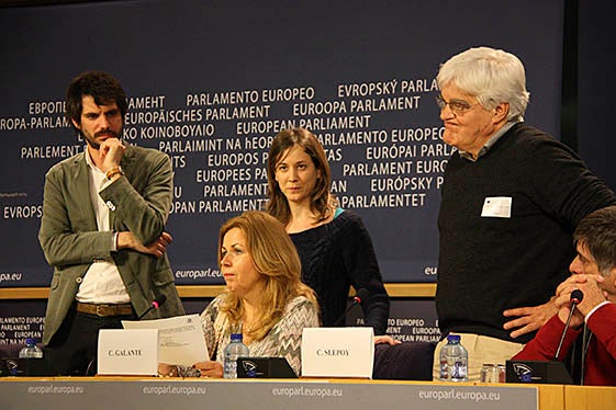 Cecilia Wikström, recollint la queixa sobre la impunitat dels crims del franquisme amb l'eurodiputat d'ICV, Ernest Urtasun, l'eurodiputada d'Esquerra Unida, Marina Albiol, i el representant de la Coordinadora estatal de suport a la querella argentina cont