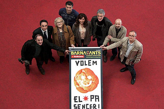 D'esquerra a dreta: El director de BarnaSants, Pere Camps; el regidor de Cultura, Jaume Ciurana; l'escriptora Isabel Clara-Simó; el director del Mercat de les Flors, Cesc Casadesús; els autors i directors de l'espectacle, Jordi Botella i Pepa Miralles, i 