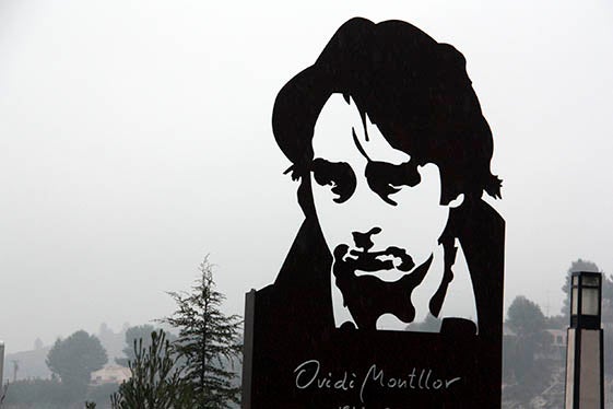 Monument 'Faré vacances' de l'escultor Antoni Miró dedicat a Ovidi Montllor al passeig que porta el seu nom a Alcoi.