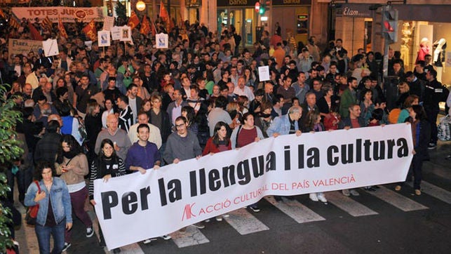 Manifestació encapçalada per Acció Cultural