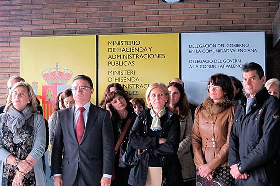 Minuts de silenci a la porta de Delegació.