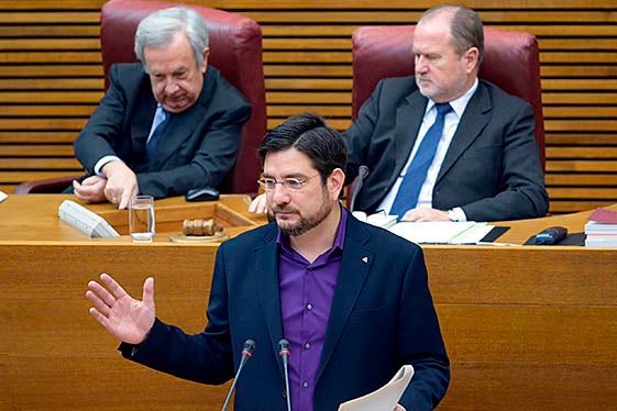 El portaveu d'Esquerra Unida del País Valencià, Ignacio Blanco, durant la defensa de la seua proposta.