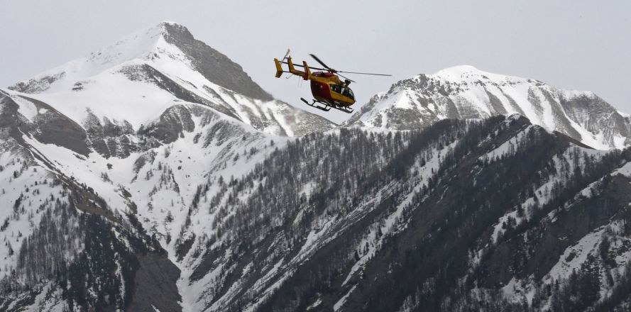 Un helicòpter sobrevola la zona dels Alps on s'ha registrat el sinistre.