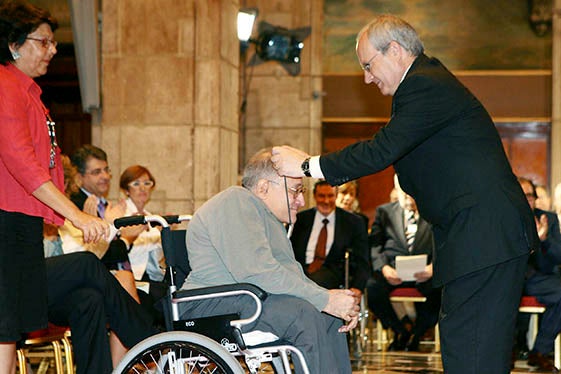 José Montilla distingeix amb la Creu de Sant Jordi el periodista Xavier Vinader.