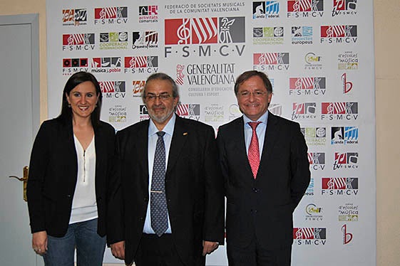 La consellera d'Educació M. José Català al costat del president de la FSMCV, Pedro Rodríguez i el conseller d'Hisenda i Administració Pública, Juan Carlos Moragues.