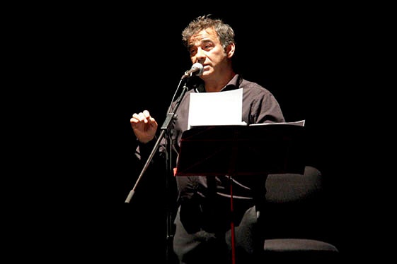 L'actor Eduard Fernández recita poemes de l'Ovidi Montllor a l'espectacle 'El(s) poeta de l'Ovidi' aquest dimarts al Teatre Calderón d'Alcoi.