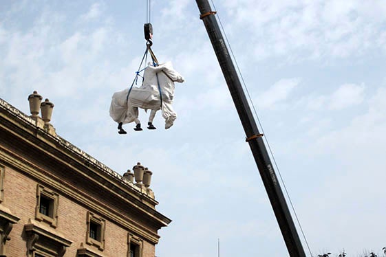 El Ministeri de Defensa procedeix a retirar l'estàtua eqüestre del general Francisco Franco del quarter de Capitania General de València en el marc de les actuacions de la coneguda com a Llei de la Memòria Històrica l'any 2010.