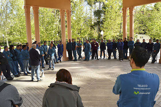 Les treballadores de Teleco reunides en assemblea el primer dia de vaga indefinida secundada pel 100% de la plantilla.