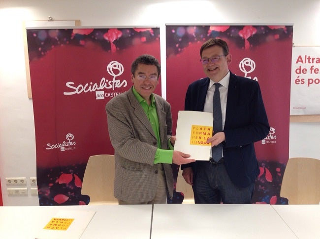 Ximo Puig amb el representant de Plataforma per la Llengua, Manolo Carceller.